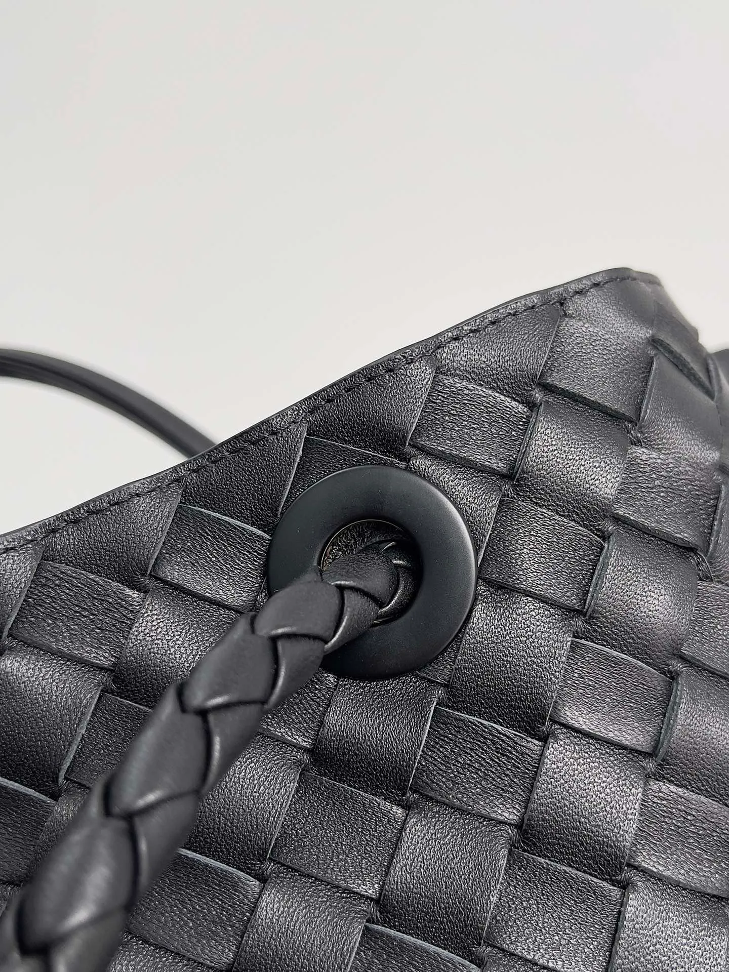 Batch 3760 Recently, the same style of bag that celebrities love is both high-end and practical. Michelle Yeoh, Kim Namjoon, Jing Boran, Tong Liya, Sun Qian, Wu Qianyu, Du Juan, Ma Yili and Bai Baihe are all carrying Bottega Veneta summer series Andiamo handbags. Andiamo has a simple structure and rounded lines. The whole piece is made of Nappa leather. It is comfortable, soft and dynamic. It adds interest to daily life and can be easily matched with various styles. Andiamo handbags are available in three sizes: small, medium and large. There are many colors to choose from, which can meet different needs. You can really carry it whether it is daily or attending events. Style number: 743575 Size: 45*22*34 including handle height 44cm